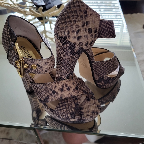 Michael Kors size 6 1/2 - Picture 5 of 6